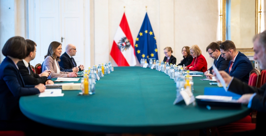 Bundesministerin Claudia Plakolm bei einem Ministerinnen- und Ministertreffen