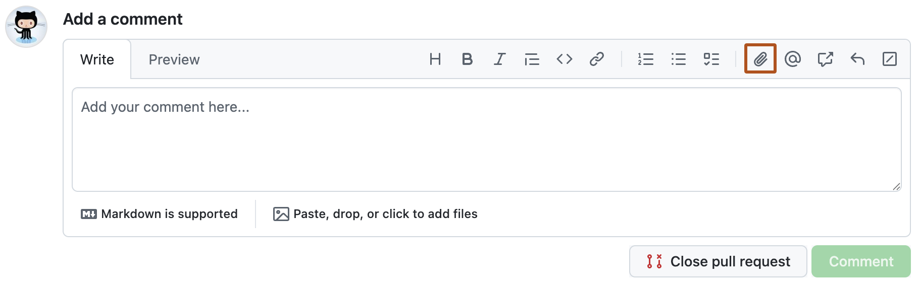 Capture d'écran de la zone de commentaire de la pull request. L’icône « Joindre des fichiers » est décrite en orange.