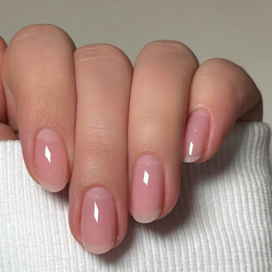 “Glass Nails” sind im Frühling 2026 der perfekte Maniküre-Trend für alle Minimalist:innen – wir zeigen euch die schönsten Styles