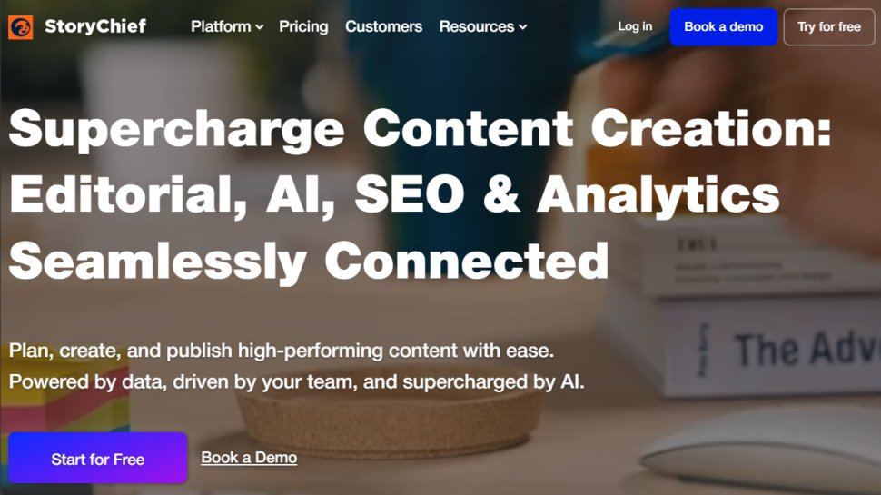 StoryChief website screenshot (October 2025).