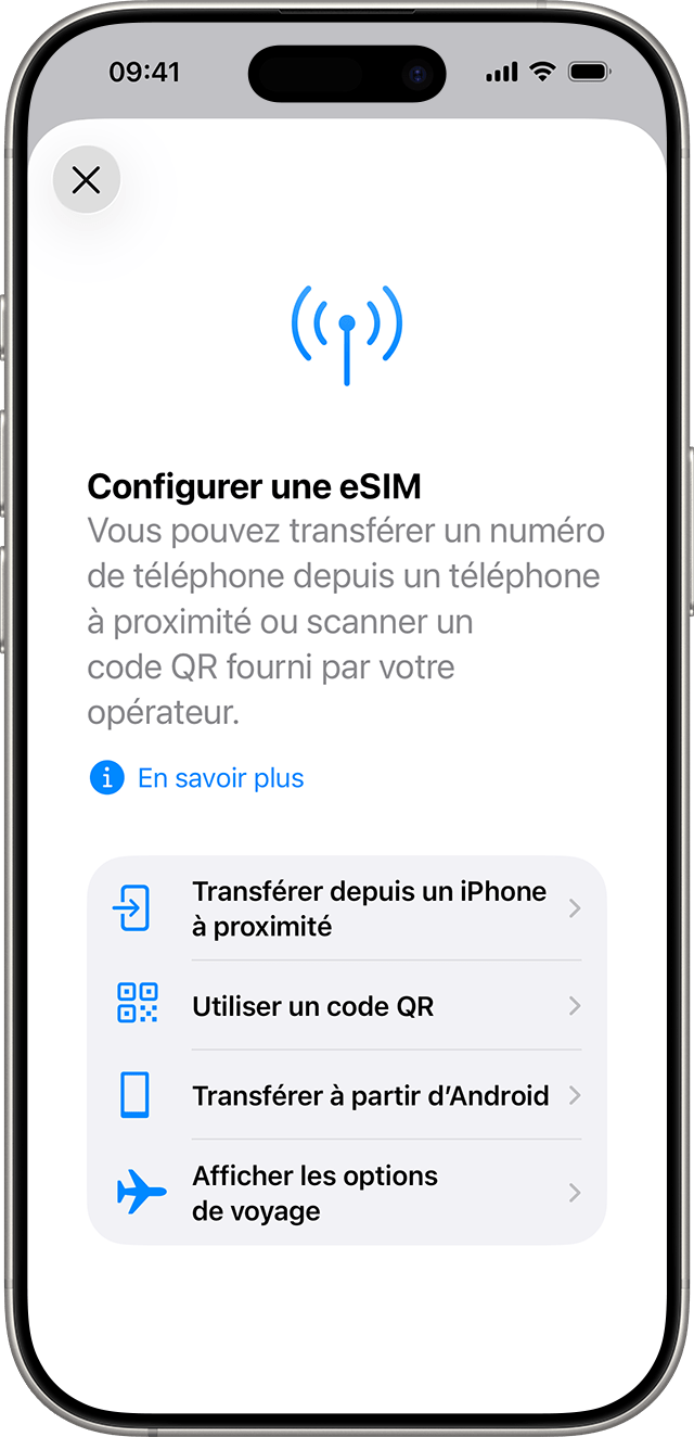 Capture d’écran d’un iPhone affichant l’écran de configuration d’une eSIM, avec des options permettant de transférer le forfait mobile depuis un iPhone situé à proximité ou d’utiliser un code QR