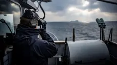 Tàu tuần tra HSwMS Carlskrona giám sát một tàu chở hàng ngoài khơi bờ biển Thụy Điển, như một phần của nhiệm vụ Baltic Sentry của NATO