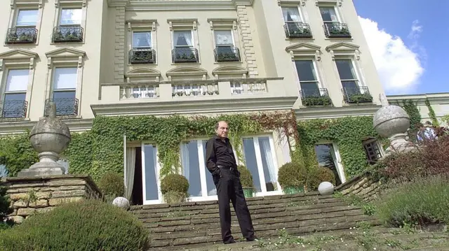 Boris Berezovsky sống lưu vong tại Anh, nơi ông được phát hiện đã chết một cách bí ẩn năm 2013