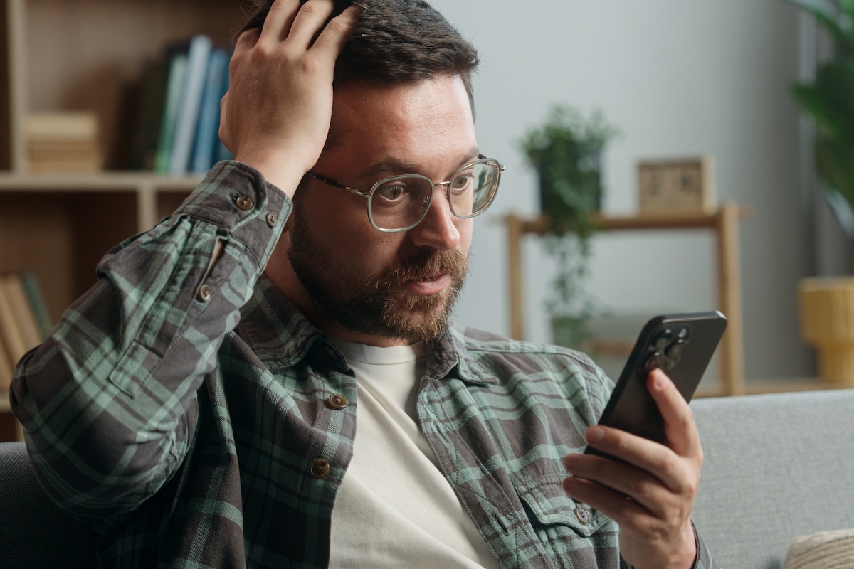Utilisateur surpris d'un smartphone et d'un abonnement mobile.