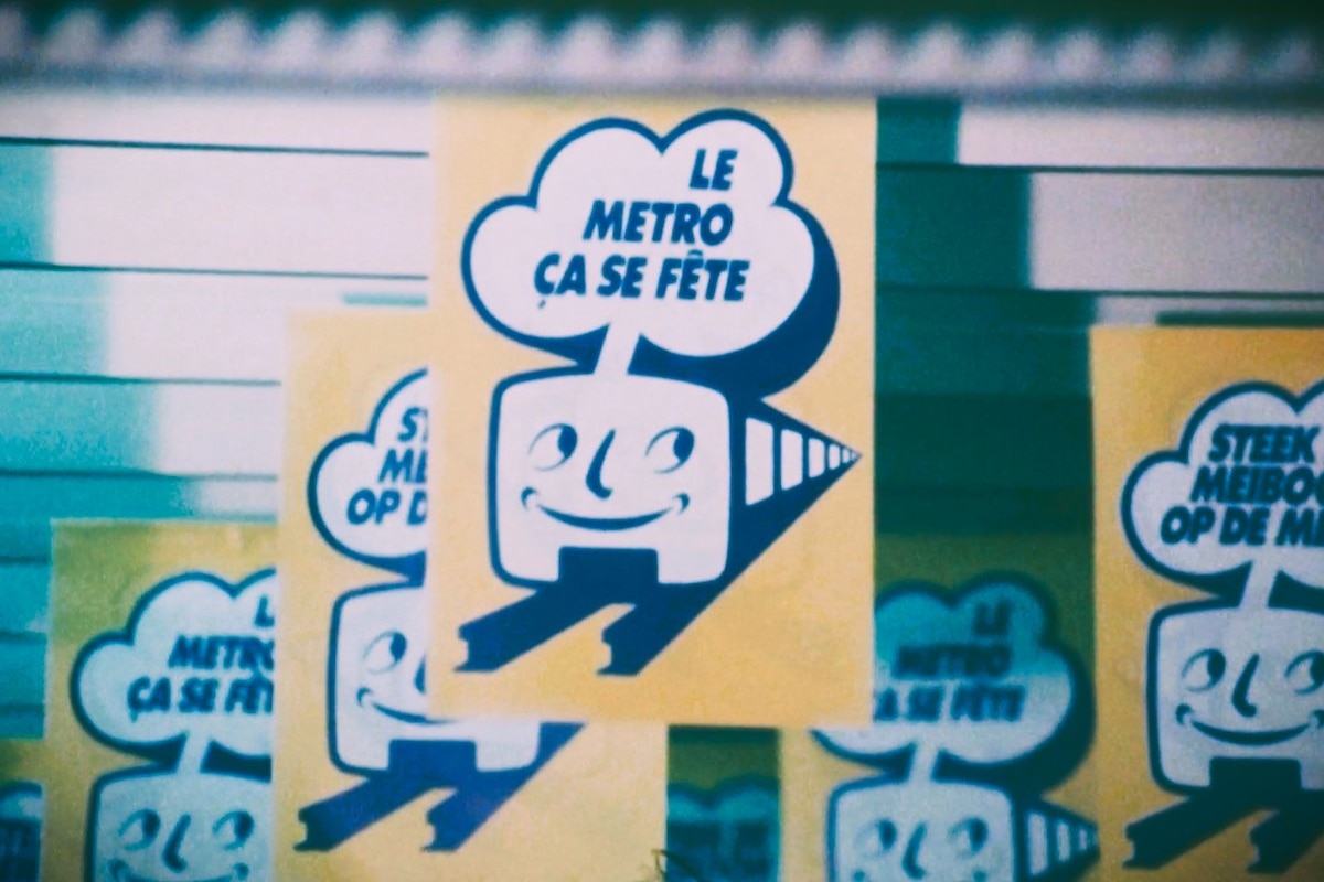 L'affichette qui conviait aux réjouissances des premiers voyages en métro de la STIB utilisait le jaune iconique de ses trams et bus: le jaune dit "primerose".