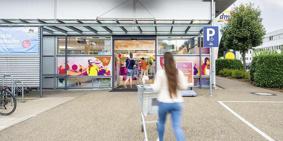 DM storefront with people going shopping