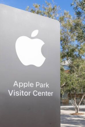 Schild vor dem Apple Visitor Center
